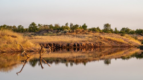 Der Spiegel des Lake Kariba schwankt je nach Jahreszeit um mehrere Meter   (Klicken zum öffnen)