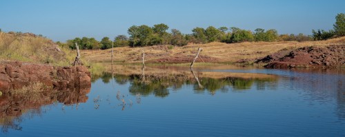 Der Lake Kariba hat viele Zuflüsse, die man zum Teil mit dem Boot befahren kann   (Klicken zum öffnen)