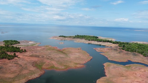 Rechts auf der Halbinsel liegt das Musango Safari Camp   (Klicken zum öffnen)