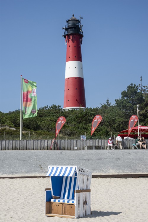 In Hörnum steht der Leuchtturm direkt am Stand; Sylt, Deutschland   (Klicken zum öffnen)