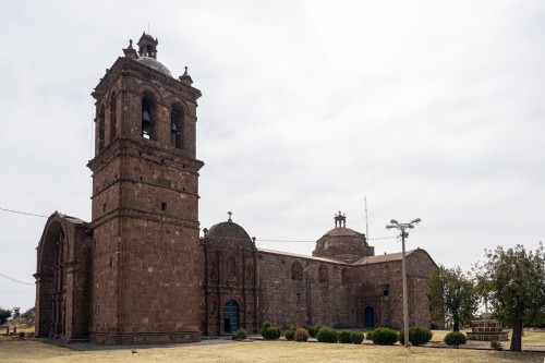 Iglesia de Santiago Apostol in Pomata   (Klicken zum öffnen)