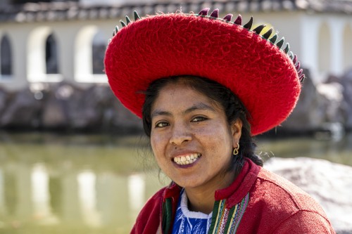 Peruanerinnen tragen gerne traditionelle Kleidung   (Klicken zum öffnen)