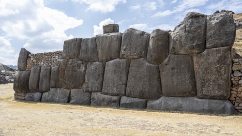 Ruinen der Festung Sacsayhuaman. Wie haben die Inkas das gebaut?   (Klicken zum öffnen)