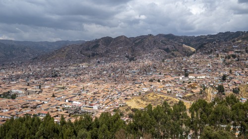 Von Sacsayhuaman hat man einen grossartigen Blick auf Cusco   (Klicken zum öffnen)