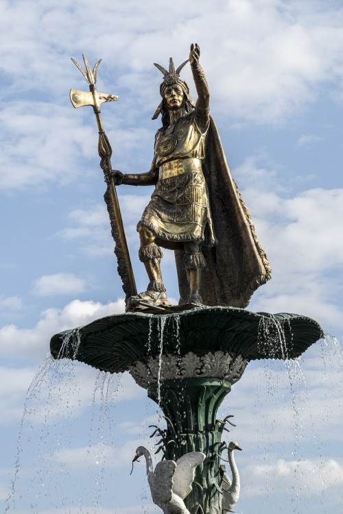 Statue des Inka-Königs Pachacutec auf der Plaza de Armas   (Klicken zum öffnen)