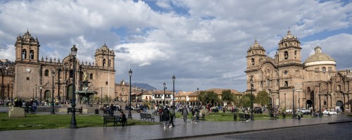 Kathedrale und Jesuitenkirche an der Palaza Mayor in Cusco   (Klicken zum öffnen)