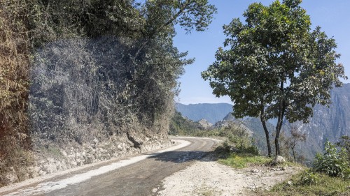 Auf einer schmalen Strasse mit unzähligen Serpentinen hinauf nach Machu Picchu   (Klicken zum öffnen)