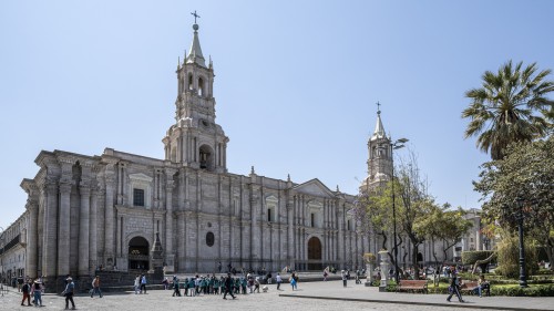 Kathedrale von Arequipa, wie immer auf der Plaza de Armas   (Klicken zum öffnen)