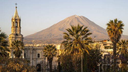 Arequipa ist umgeben von zum Teil über 6000m hohen Vulkanen   (Klicken zum öffnen)