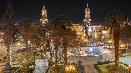 Abends auf der Plaza de Armas   (Klicken zum öffnen)