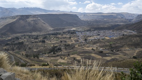 Chivay, der Hauptort des Colca-Valleys; 3956m   (Klicken zum öffnen)