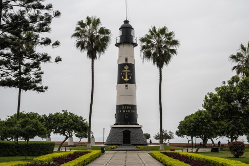 In Lima gibt es sogar einen Leuchtturm   (Klicken zum öffnen)