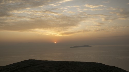 Als Belohnung ein grossartiger Sonnenuntergang; im Hintergrund die Isla de la Luna   (Klicken zum öffnen)