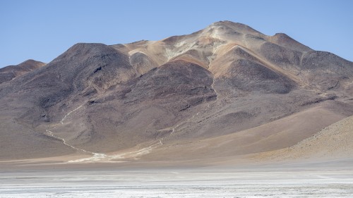 Die farbigen Berge sind ein Hinweis auf reiche Mineralvorkommen   (Klicken zum öffnen)