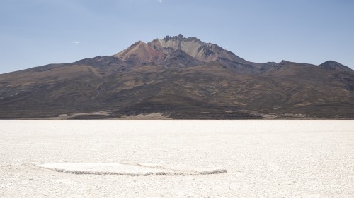 Rund um den Salar gibt es bis zu 6'000m hohe Vulkane   (Klicken zum öffnen)