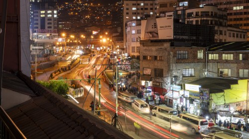 Auch am Abend ist viel los in La Paz   (Klicken zum öffnen)