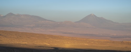 Panorama Licancabur; 3270m. Auf den Bergen stehen die Sternwarten.   (Klicken zum öffnen)