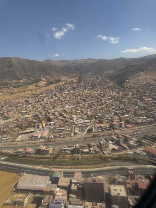 Je nach Windrichtung ist der Anflug auf Cusco haarsträubend   (Klicken zum öffnen)